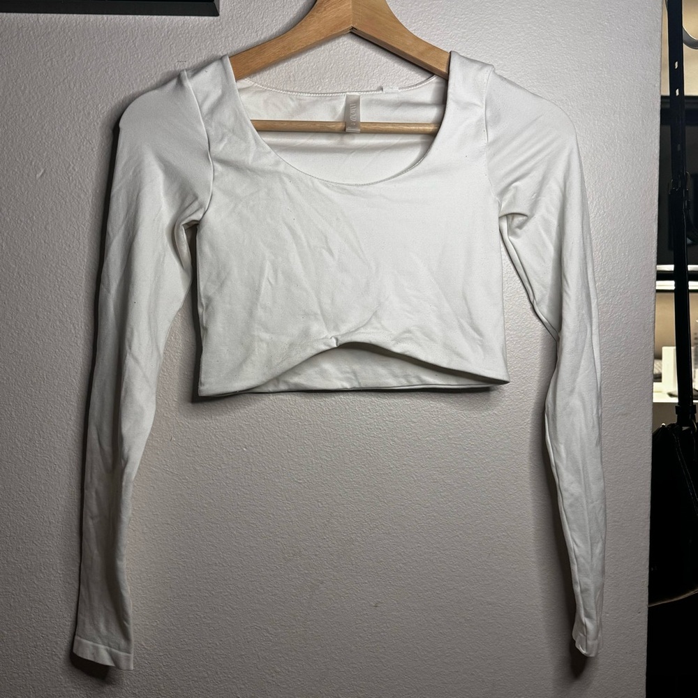 NWOT white u line long sleeve crop top
